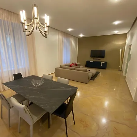Luxury House With Parking شقة