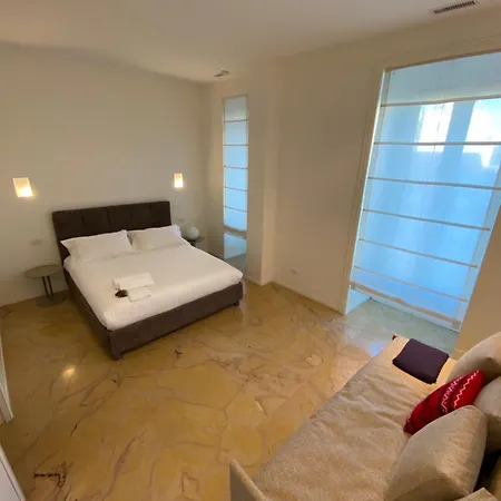 Luxury House With Parking شقة